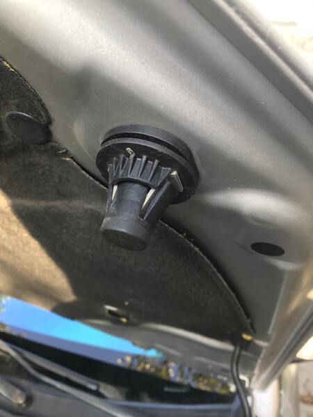 Отбойник капота Renault Laguna 3  2013 хэтчбек 1.5 Дизель Сумы