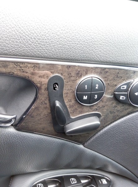 Кнопка подголовника Mercedes E-Class 2004 г.  5.0 л бензин Киев