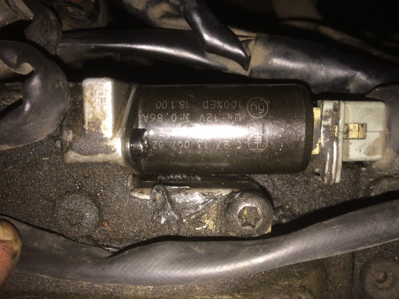 Электромагнитный клапан фазорегулятора распределительного вала C271300702   Skoda Superb, Volkswagen Passat