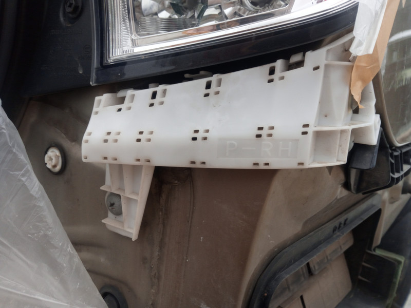 Кронштейн бампера заднего Subaru Forester 2008 г.  2.5 л бензин Киев