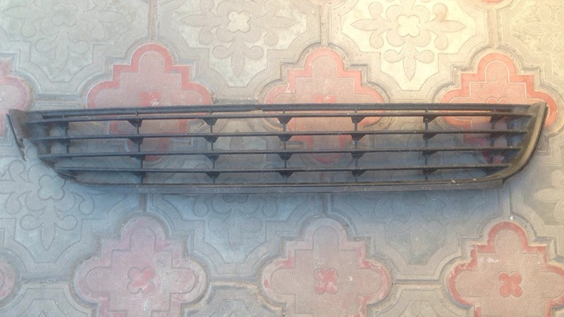 Решотка бампера центральная нижняя Volkswagen Golf Plus  2010 хетчбек 1.6 Дизель 