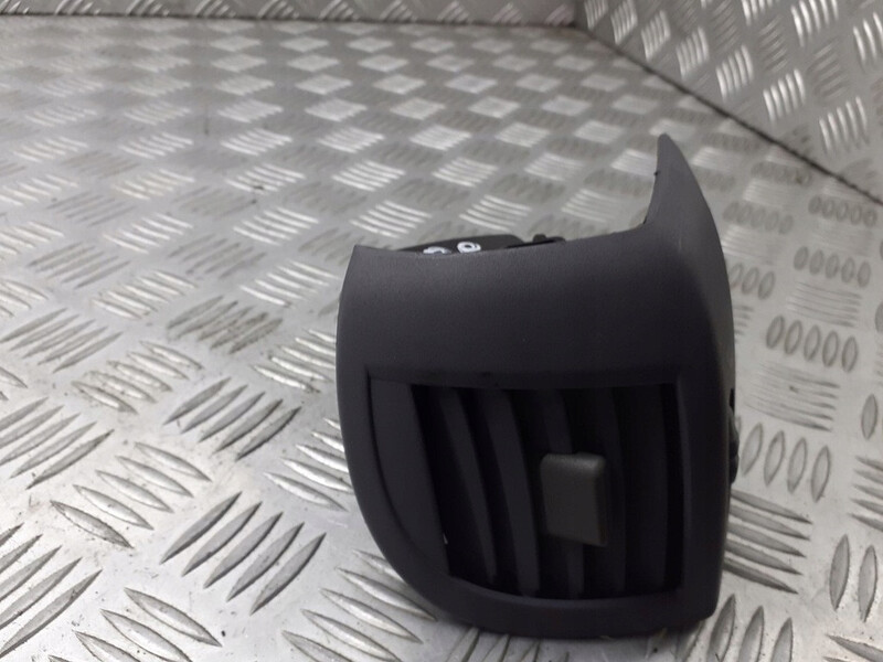 Дефлектор обдува салона правий Nissan Micra K12  2005 хэтчбек 1.2 Бензин Одесса