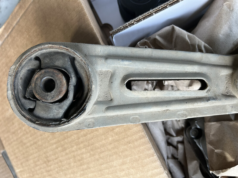 Сайлентблок подушки двигуна нижній Nissan X-Trail T31  2008 2.0 Бензин Івано-Франківськ