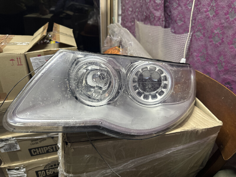 Передние фары Volkswagen Touareg  2010 3.0 Дизель 