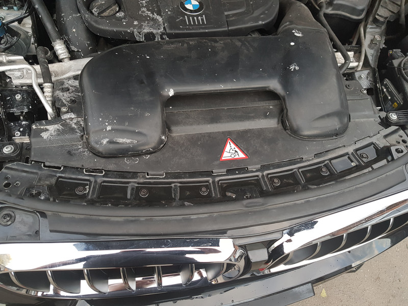 Пласмасова кришка в яку входять воздуховоди над установочною панеллю BMW X5  2014 3.0 Дизель Хмельницкий