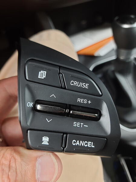 Кнопки круіз контроля на кермо Hyundai i30  2021 универсал 1.5 Бензин Вишневое