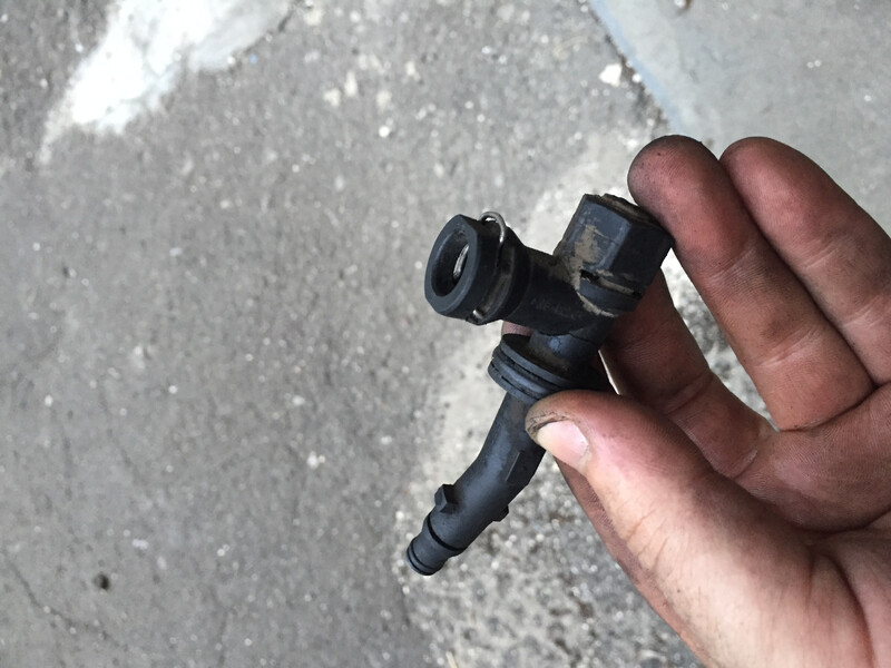 Тройник с штуцером прокачки (гидро магистраль сцепления) Renault Laguna 2  2003 універсал 2.2 Дизель 