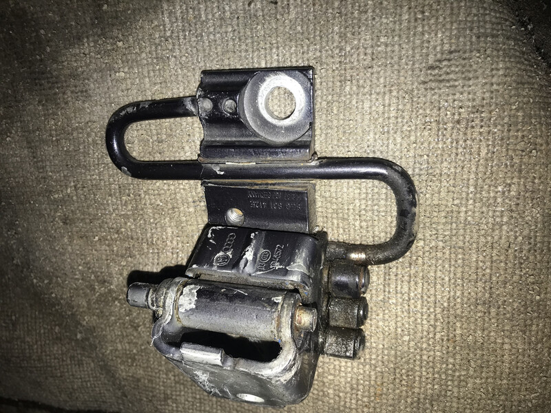 Петля двері Audi A6 C6 універсал 2007 р.  2.0 л дизель Гнивань