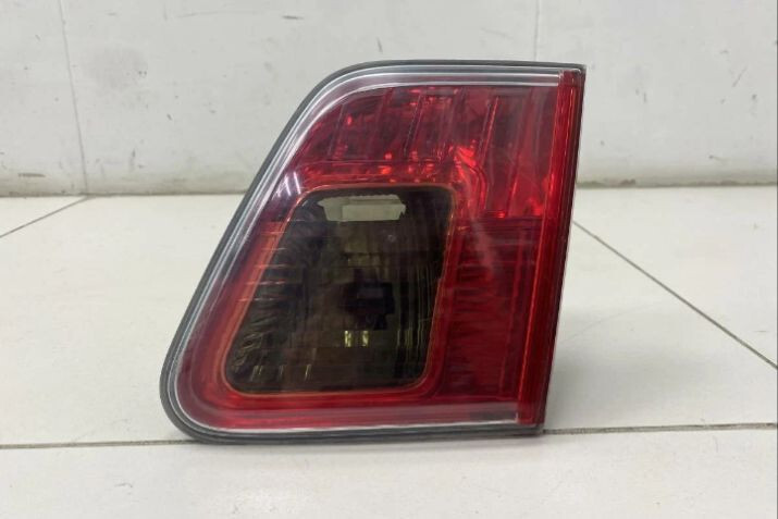 Правый задний внутренний фонарь Toyota Avensis  2008 2.0 Бензин Киев