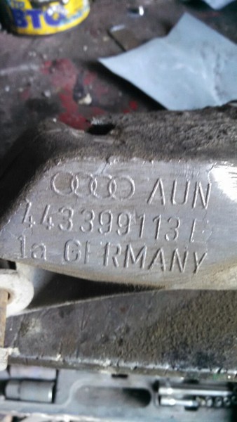 Кріплення двигуна Audi 100 C3  1989 1.8 Бензин 