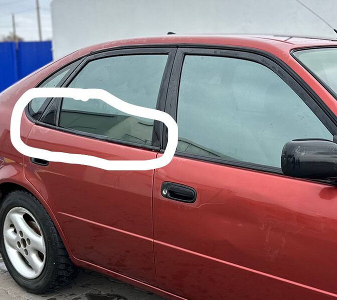 Молдинг уплотнителя бокового стекла Toyota Corolla E110  1997 хэтчбек 1.4 Бензин Одесса