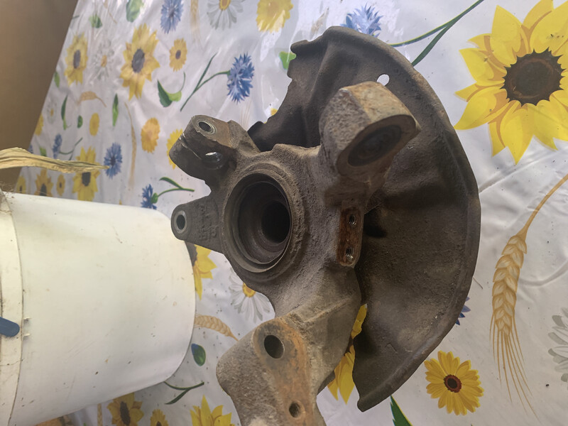 Лівий поворотний кулак Mazda 626  1995 хэтчбек 1.8 Бензин Белая Церковь