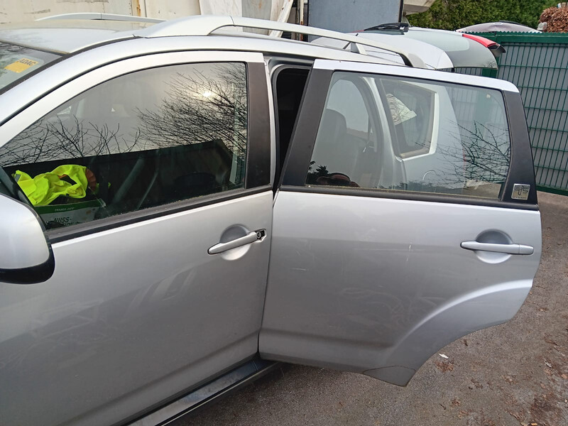 Скло в двері Citroen C-Crosser 2011 г.  3.0 л дизель Ровно