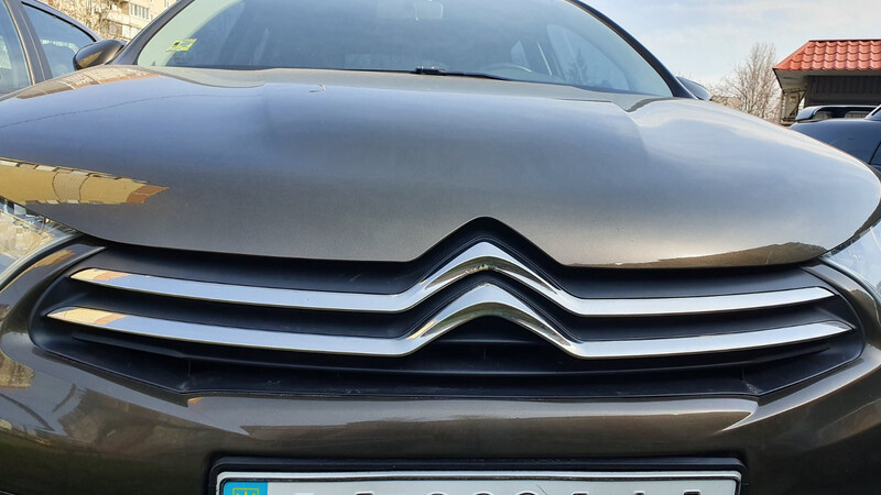 Молдинг (накладка) решетки радиатора Citroen C4  2012 хэтчбек 1.6 Дизель Киев