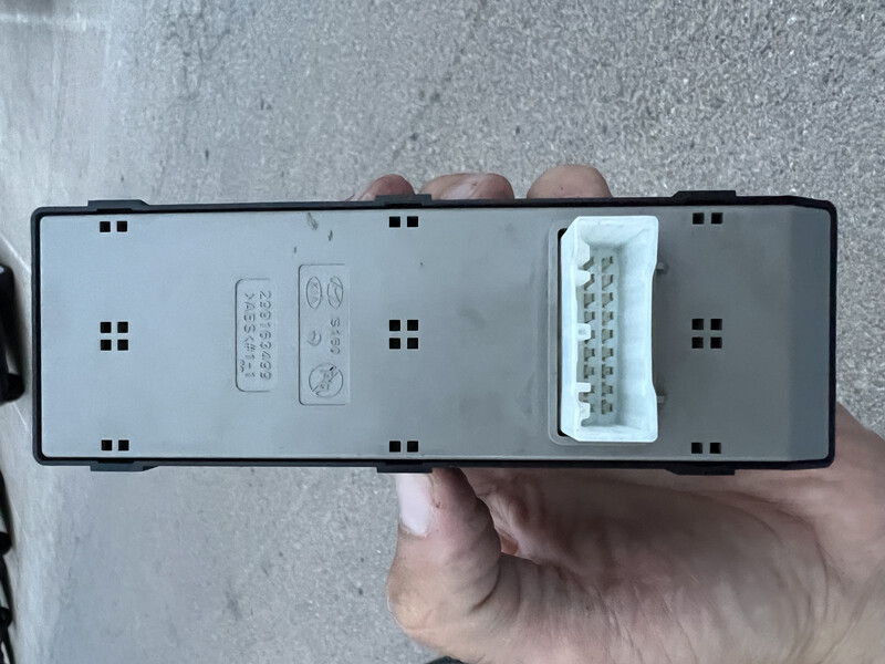 Блок управления стеклоподъемников Hyundai IONIQ  2017 хэтчбек 1.6 Гибрид 