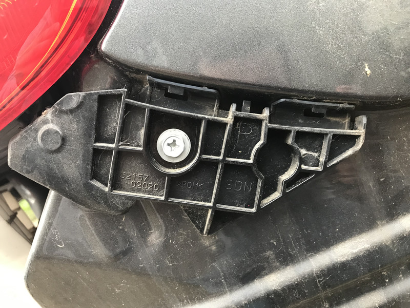 Кронштейн заднего бампера левый Toyota Corolla  2012 2.0 Дизель Сарны