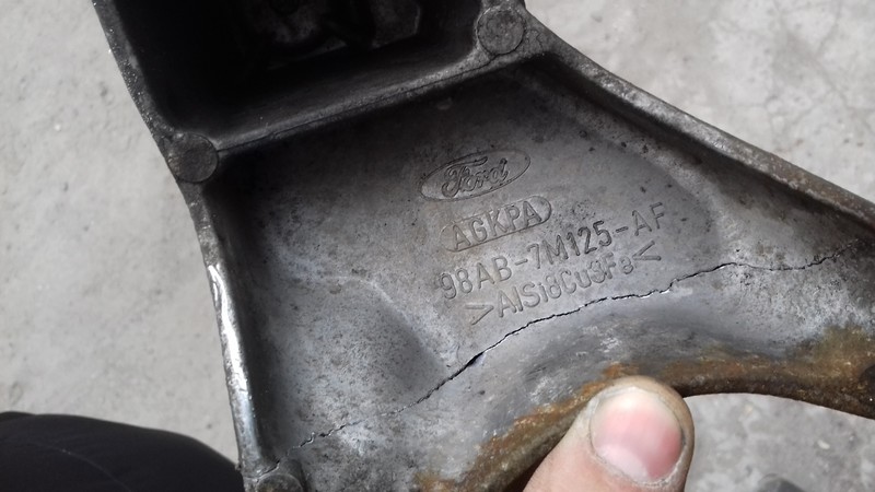 Крепление подушки мотора Ford Transit Connect  2003 1.8 Дизель Запорожье