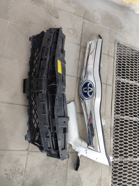 Решетка радиатора верхняя Toyota Auris  2010 хэтчбек 1.8 Гибрид 