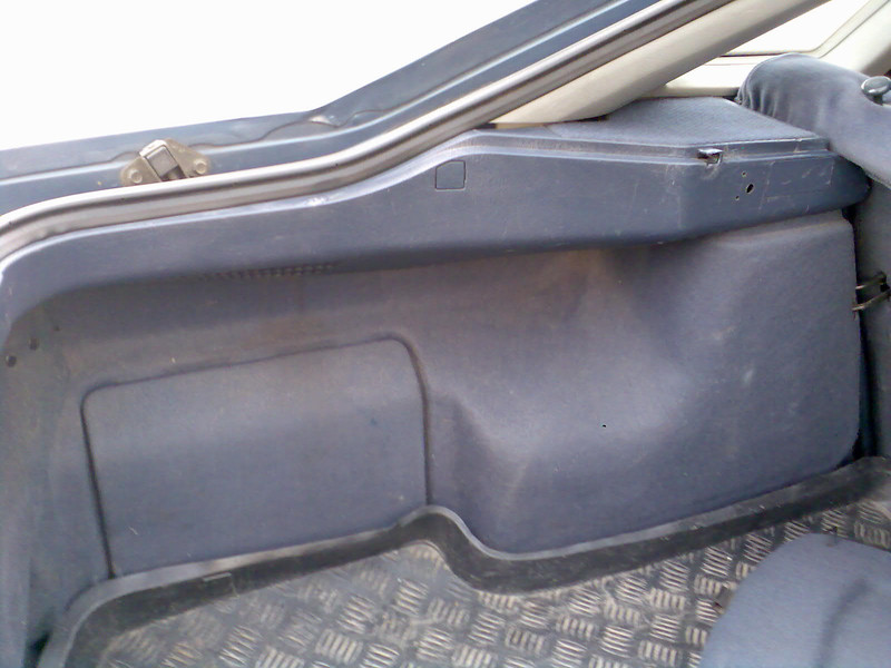 Пластик акустической системы и стаканов амортизаторов багажника Mazda 626  1990 хэтчбек 2.0 Бензин Харьков