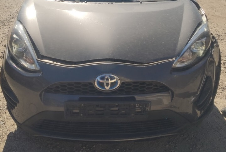 Бампер передний в сборе з решітками, фари лів та прав Toyota Prius С (хєтч) 2018 