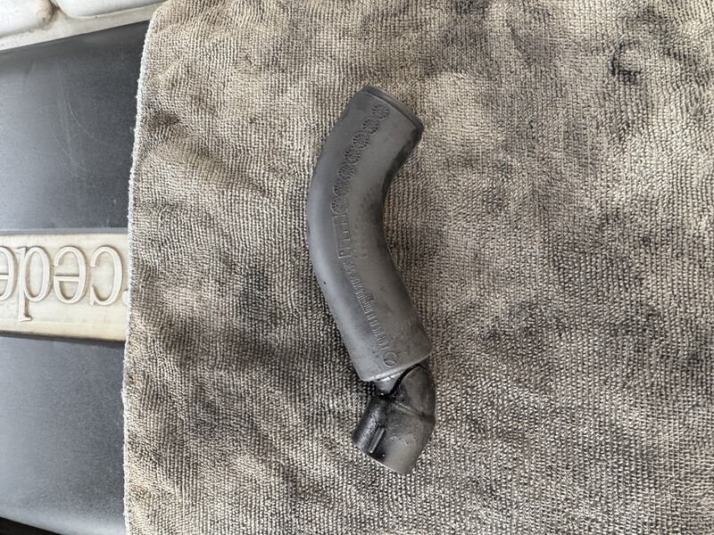 Патрубок сапуна А6110161381   Mercedes E-Class