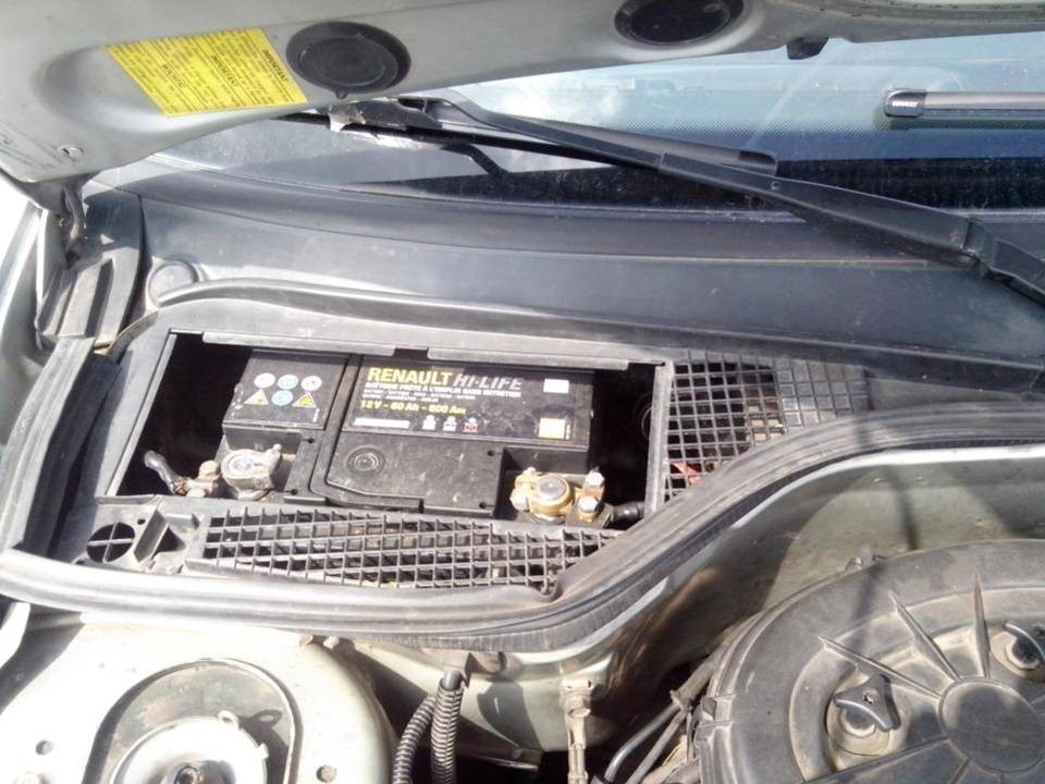 Крышка на АКБ, на решетке воздухозаборника Renault 19  1992 1.7 Бензин Днепропетровск