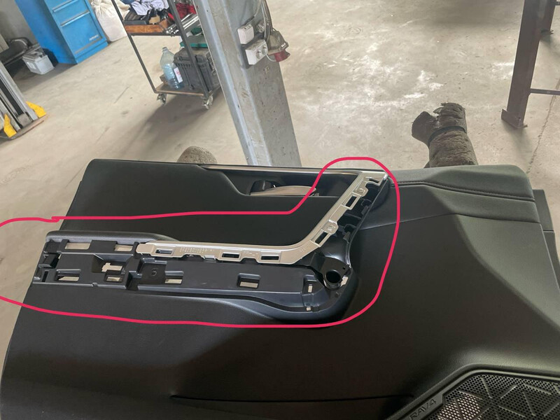 Накладка ручки вод двери внутренняя Toyota RAV4  2023 2.5 Бензин Киев