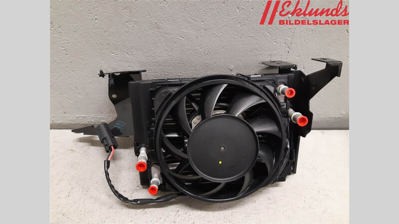 Правий виносний радіатор з патрубками Volvo XC90  2018 2.0 Гибрид Черновцы