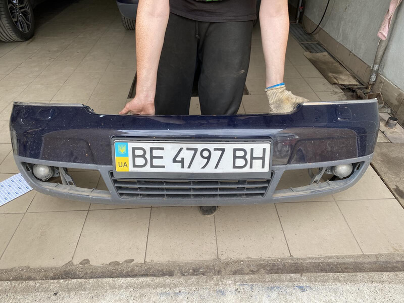 Бампер передний Audi A6 C5 универсал 1999 г.  2.5 л дизель Николаев