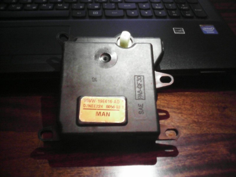 Привод заслонки отопителя 1 056 313   Ford Transit