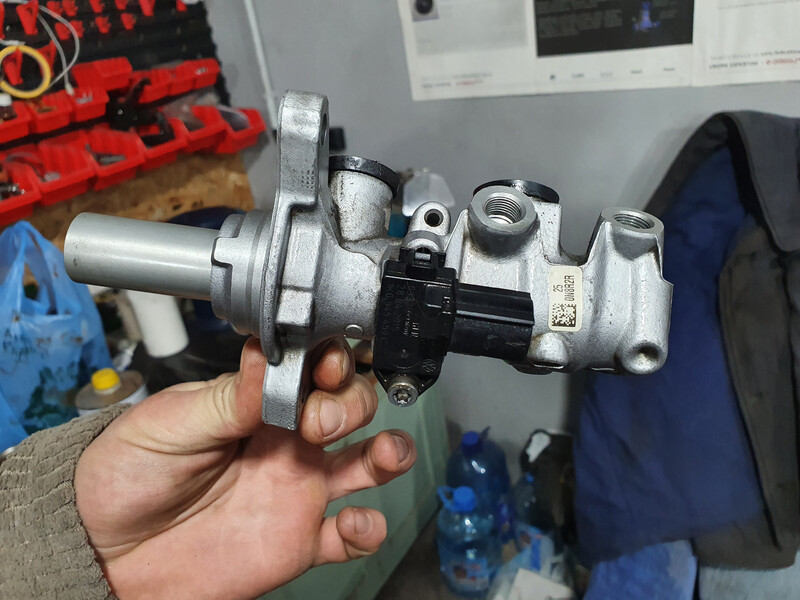 Головний гальмівний циліндр 5Q1614019QREP   Volkswagen Golf