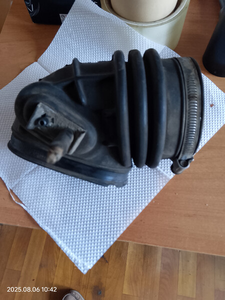 Патрубок повітрозабірника 027133649D   Volkswagen Passat