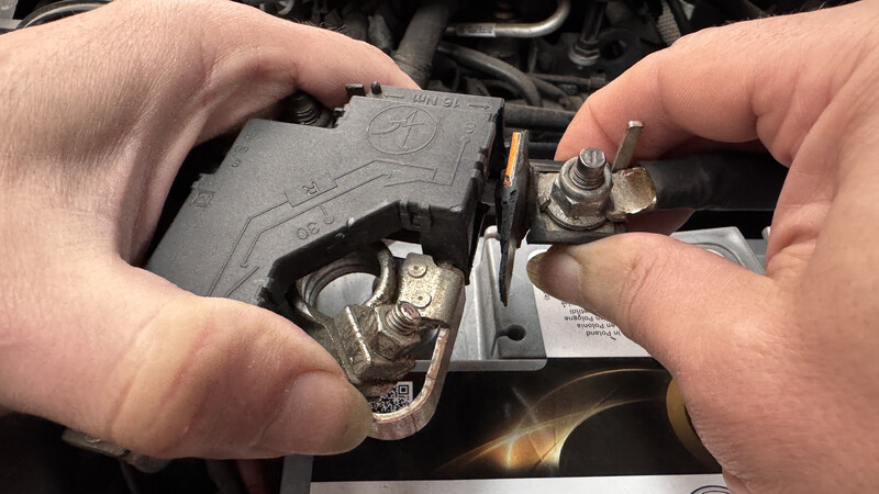 Плюсова клема mercedes-benz Mercedes-Benz GLA-Class  2017 2.0 Бензин Кривий Ріг