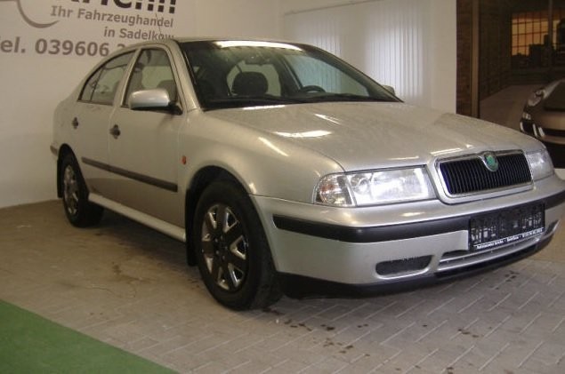 Патрубок повітрозабірника 1J0129684N   Skoda Octavia, Volkswagen Bora, Volkswagen Golf