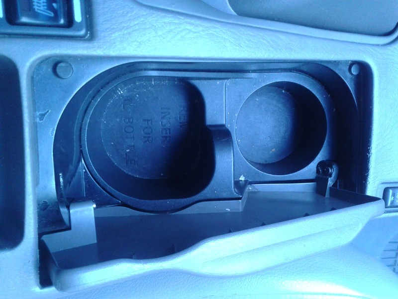 Кришка из подстаканником /подлокотника/ Nissan Maxima A33  2003 3.0 Бензин Ровно