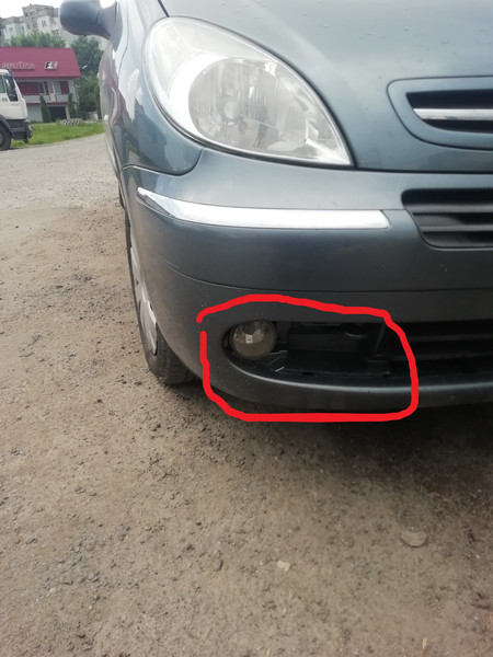 Часть решотки Citroen Xsara Picasso  2008 1.6 Дизель 