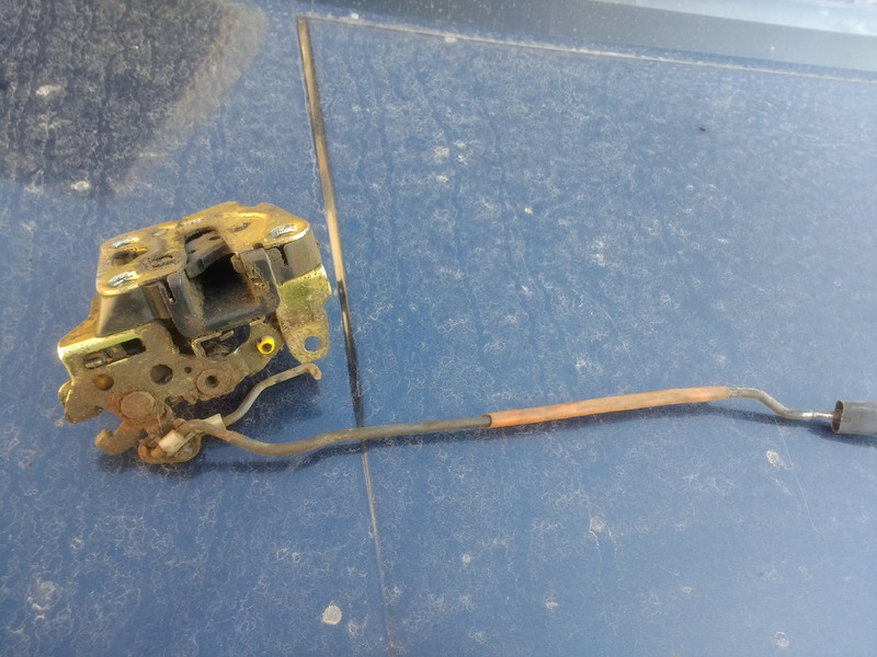 Замок передней левой двери Nissan Bluebird  1989 2.0 Дизель Белгород-Днестровский