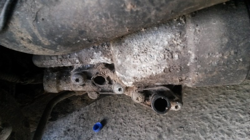 Штуцер на охлаждение масляного фильтра Opel Vivaro  2008 2.5 Дизель Полтава