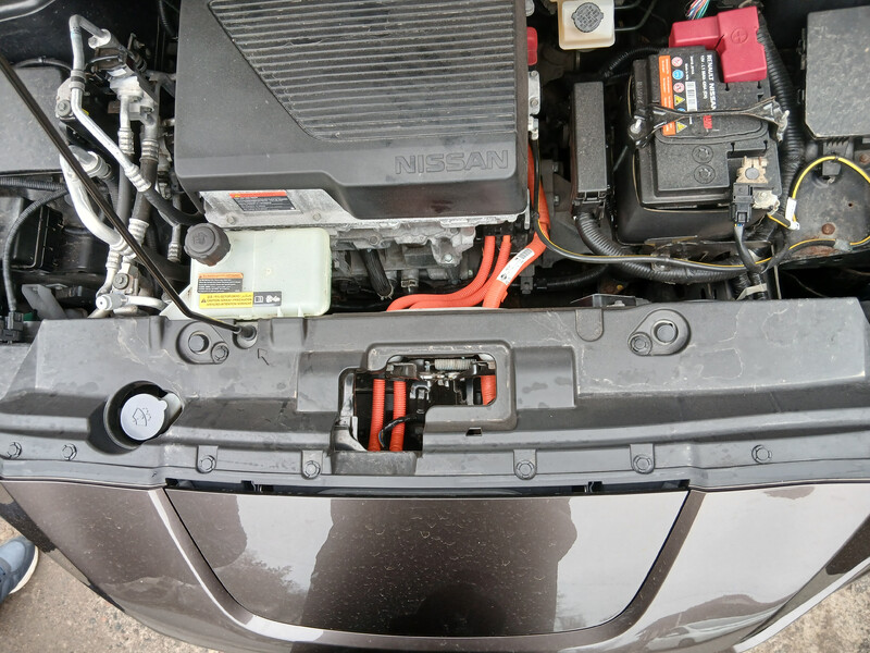 Коробочка для релюшек и верхняя подкапотная планка облицовки радиатора Nissan Leaf  2020 2.2 Электро Николаев