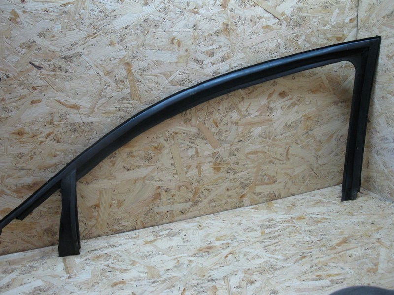 Уплотнитель стекла передней левой двери Renault Megane 2 універсал 2005 р.  1.5 л дизель Львів