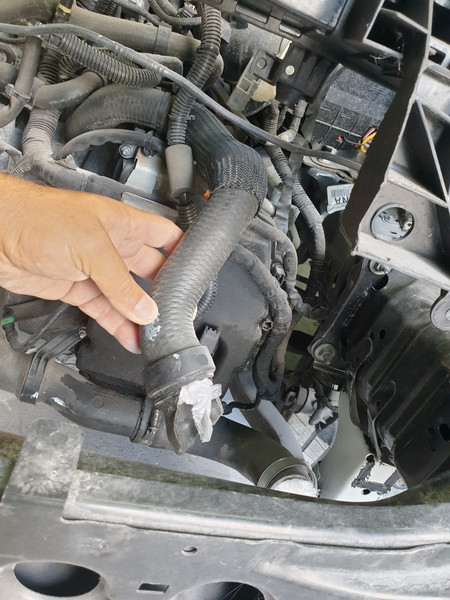 Верхний патрубок радиатора Ford Escape  2015 универсал 1.6 Бензин Херсон