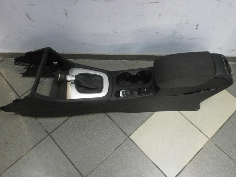 Підлокотнік Audi Q3  2012 универсал 2.0 Дизель Черкассы