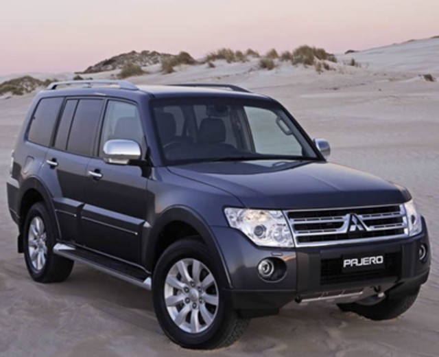 Решетка радиатора Mitsubishi Pajero 4  2008 3.0 Бензин Кременная