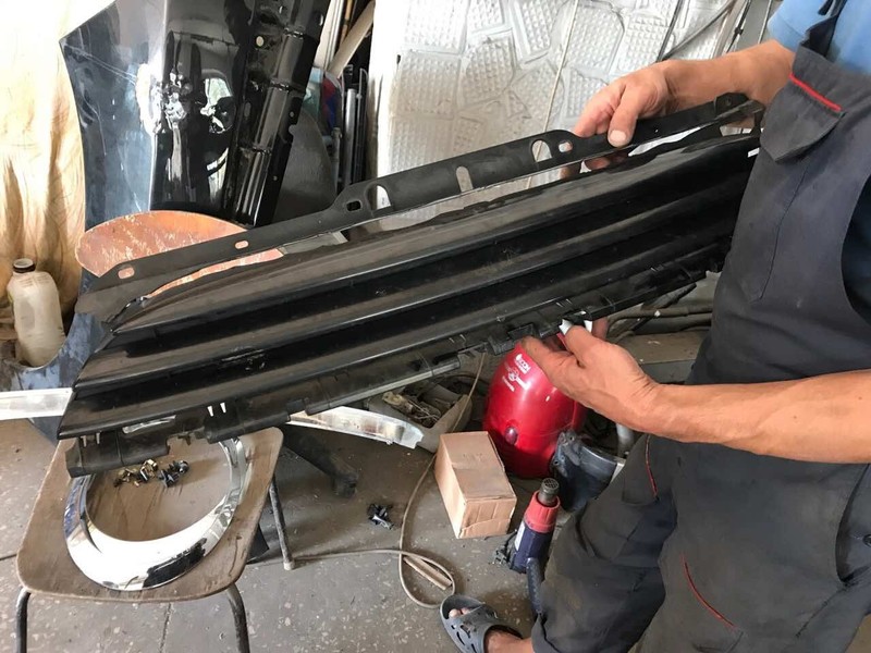 Решетка радиатора MINI One R56 LCI купе 2012 г.  1.6 л бензин Киев