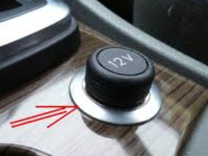 Фіксатор розетки прикурювача Ford Focus 2  2006 універсал 1.8 Бензин 