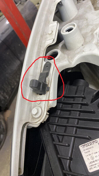 Кронштейн на крило ліве Volvo XC60 2021 г.  2.0 л гибрид Черновцы