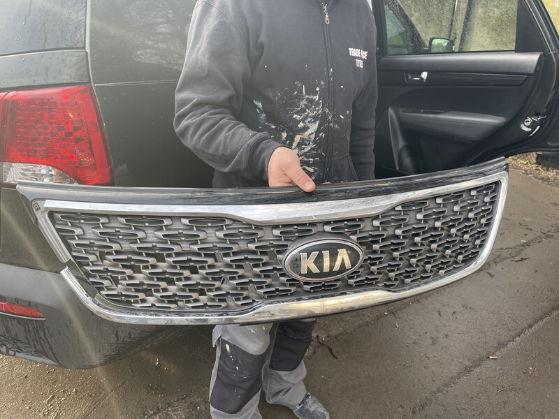 Решетка передняя Kia Sorento  2015 2.2 Дизель 