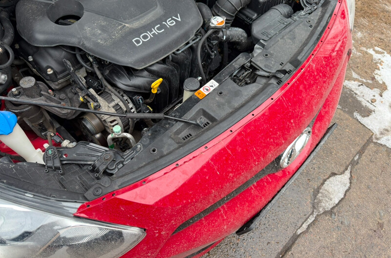 Уплотнитель капота Hyundai i30 хэтчбек 2013 г.  1.6 л бензин Винница