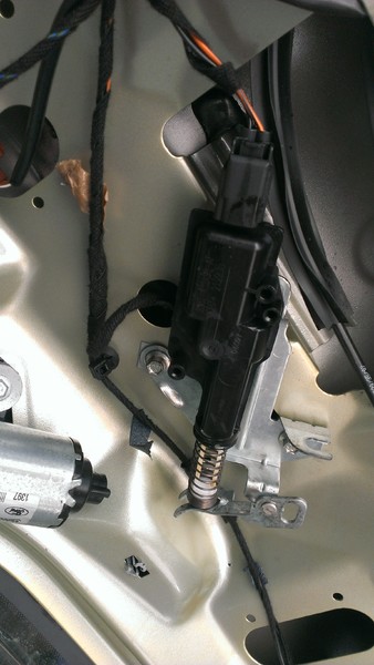 Электропривод для багажника Ford Fiesta MK6  2007 1.3 Бензин Киев