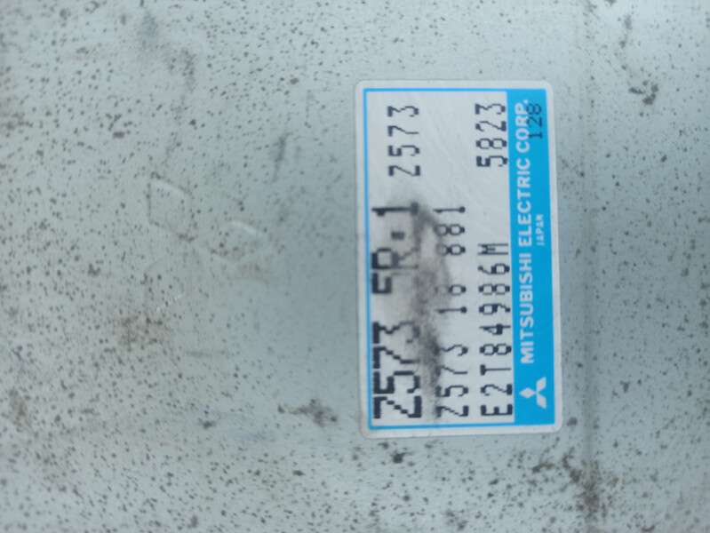 Электронный блок управления двигателем E2T84986M   Mazda 323